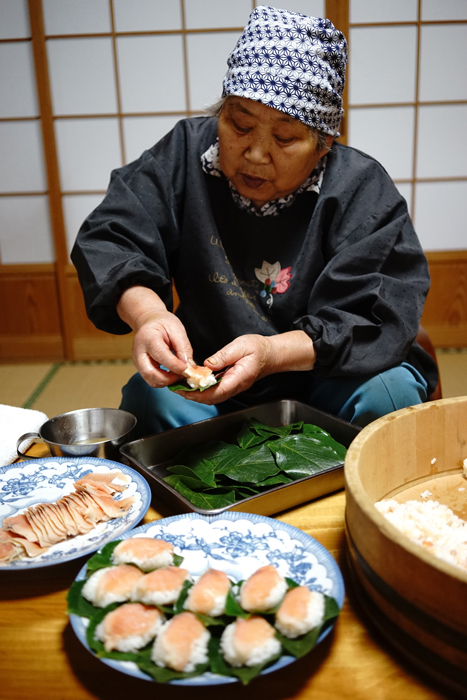 柿の葉ずしを作る國政勝子さん（鳥取県・智頭町）