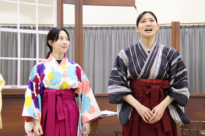 悪童会議 第三回公演『見よ、飛行機の高く飛べるを』稽古場より　（左から）今村美歩、七木奏音