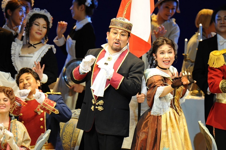 ドン・プロフォンド　伊藤貴之：歌劇「ランスへの旅」（2015.4 フェスティバルホール） 　写真提供：朝日新聞文化財団　(C)Naoko Nagasawa