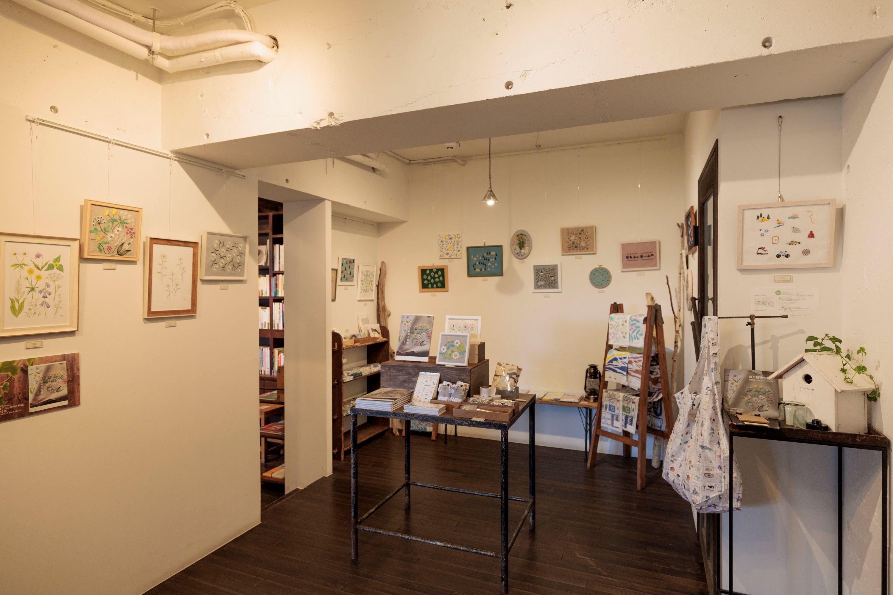 TEGAMISHA BOOKSTOREでは紙もの以外の雑貨や書籍も展開