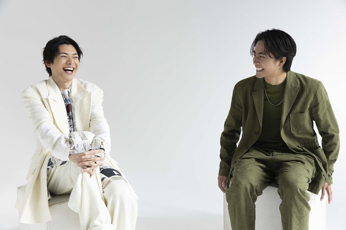 （左から）崎山つばさ、佐藤寛太