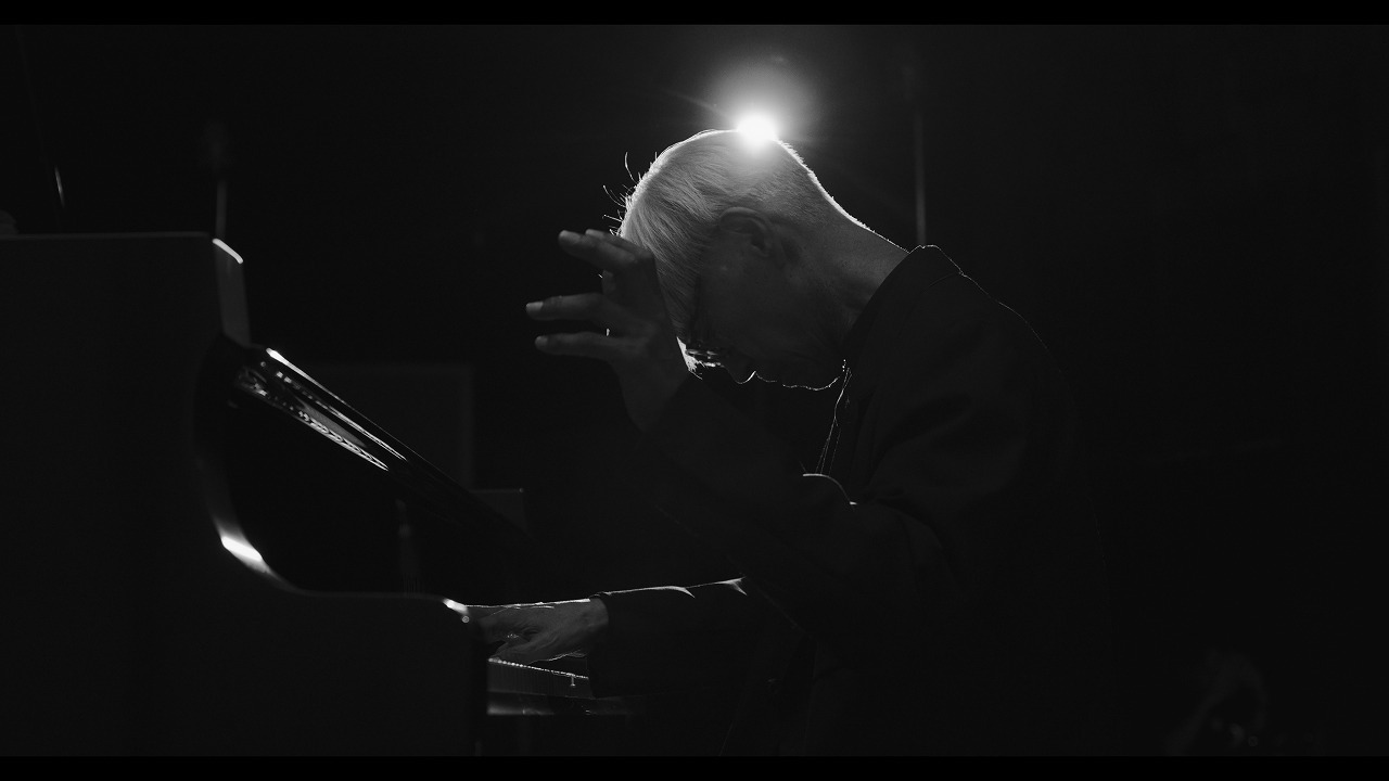 坂本龍一『Ryuichi Sakamoto: Playing the Piano 2022』(C)2022 KAB Inc.