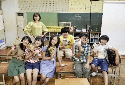 井上小百合、7ORDER・長妻怜央が子どもたちと笑顔を見せる　映画『ラストサマーウォーズ』撮影終了カット＆場面写真を公開