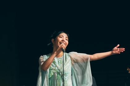 城 南海の“ウタアシビ”、能舞台で本物の歌の心と音の喜びを届けた東京公演レポート