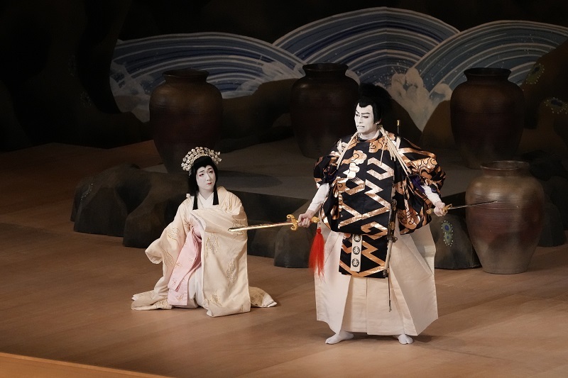 第二部『日本振袖始』（左より）稲田姫=中村米吉、素盞嗚尊=市川染五郎 ／(C)松竹
