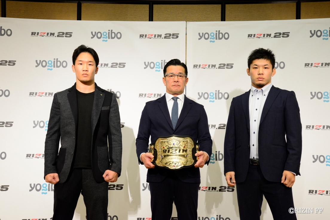 会見場でタイトルマッチ参戦が発表された朝倉未来（左）、斎藤裕（右）、榊原CEO（中央）