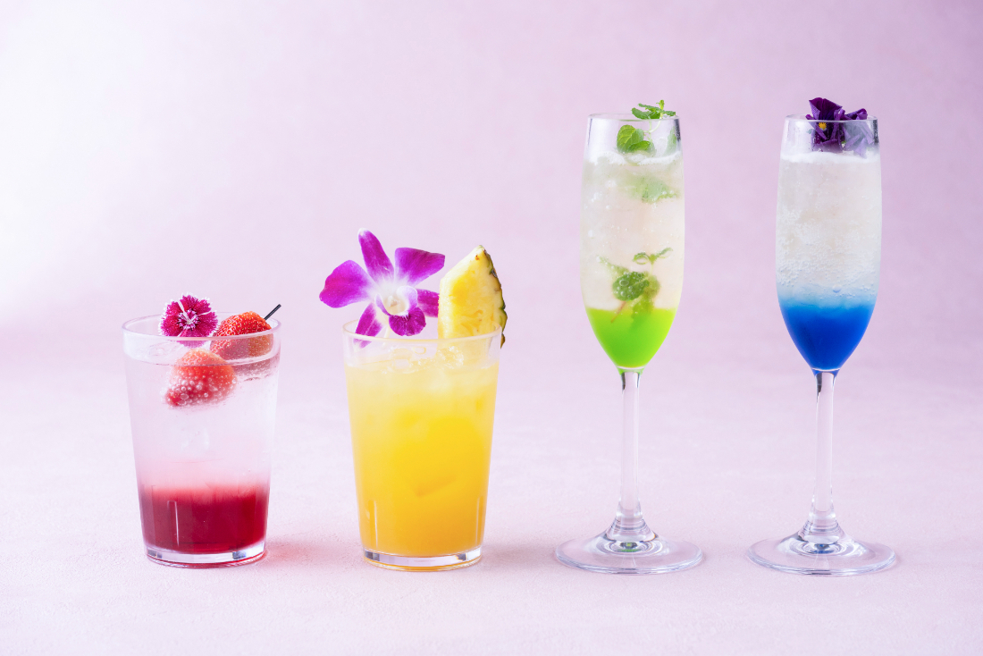 左から、アルコールカクテルのハイビスカスレッド、トロピカルイエロー、ノンアルコールカクテルのボタニカルグリーン、リンドウブルー
