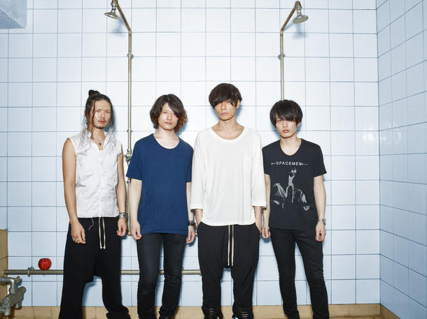 [Alexandros]。左から2番目が磯部寛之（B, Cho）、3番目が川上洋平（Vo, G）。