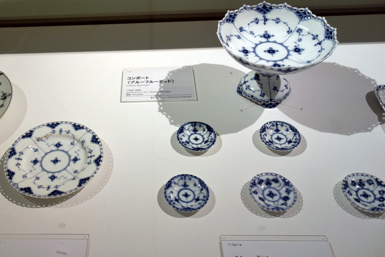 左より　皿（ブルーフルーテッド）、バターパット（ブルーフルーテッド）、コンポート（ブルーフルーテッド）　いずれもロイヤル コペンハーゲン