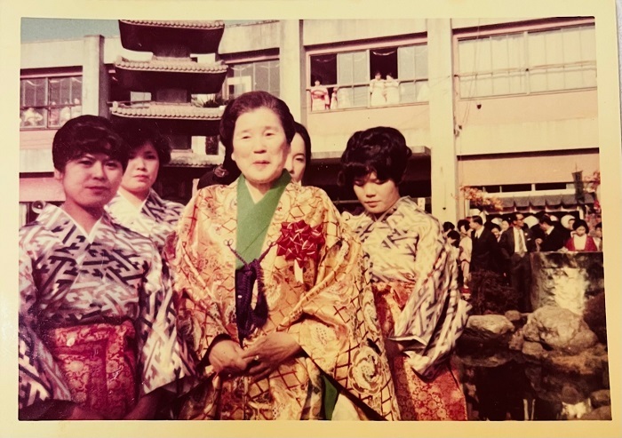 （中央）祖母吉井ツルエさん
