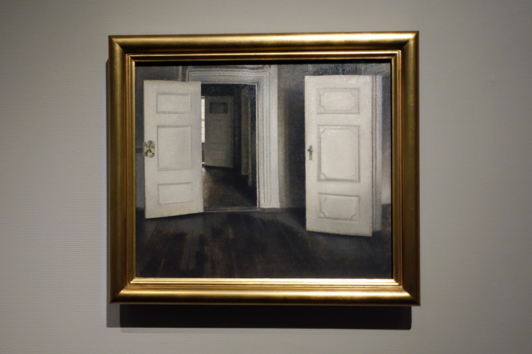 ヴィルヘルム・ハマスホイ《室内─開いた扉、ストランゲーゼ30番地》1905年　デーヴィズ・コレクション