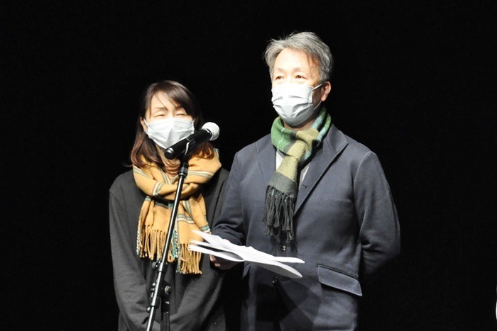 『建築／家』に出演する中西千恵（左）と中西義照（右）。［THEATRE E9 KYOTO］2022年度年間プログラム記者発表会より。 ［撮影］吉永美和子