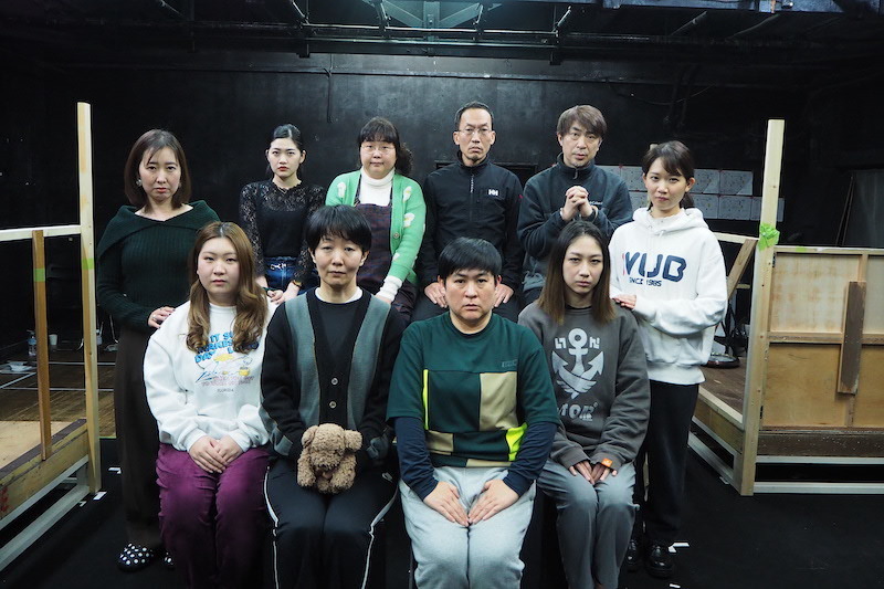 左上から時計回りに岸本鮎佳、アサヌマ理紗、小林きな子、板垣雄亮、近江谷太朗、里内伽奈、徳橋みのり、加藤美佐江、今藤洋子、奥村佳代　写真提供：艶∞ポリス