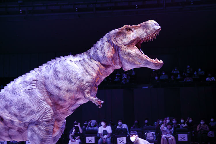 迫力ある恐竜が会場を動き回る！ 大人も子供も楽しめる『DINO-A-LIVE