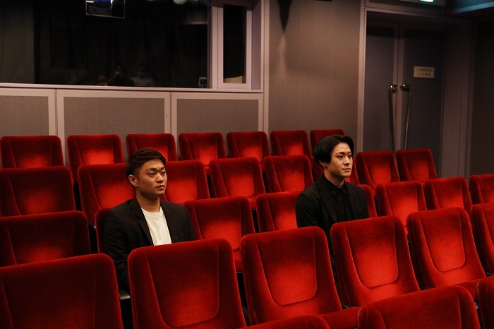 手塚治虫記念館・上映室「アトムビジョン」にて（左より）中村福之助、中村歌之助 （C)松竹