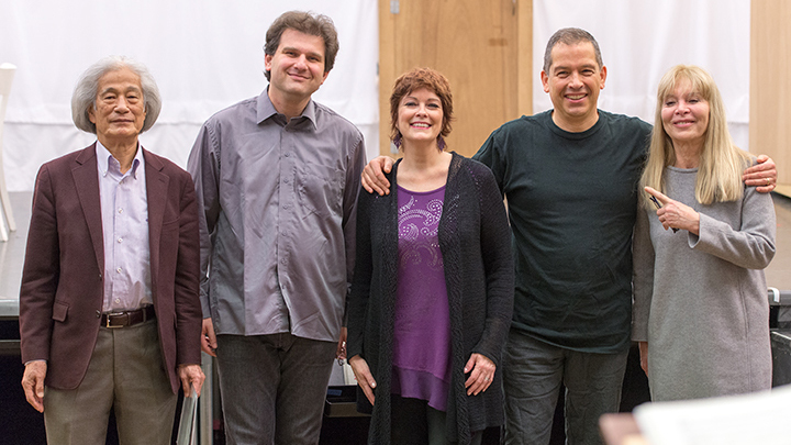 左より）飯守泰次郎オペラ芸術監督、トマーシュ・ハヌス、ジェニファー・ラーモア、ヴィル・ハルトマン、ハンナ・シュヴァルツ