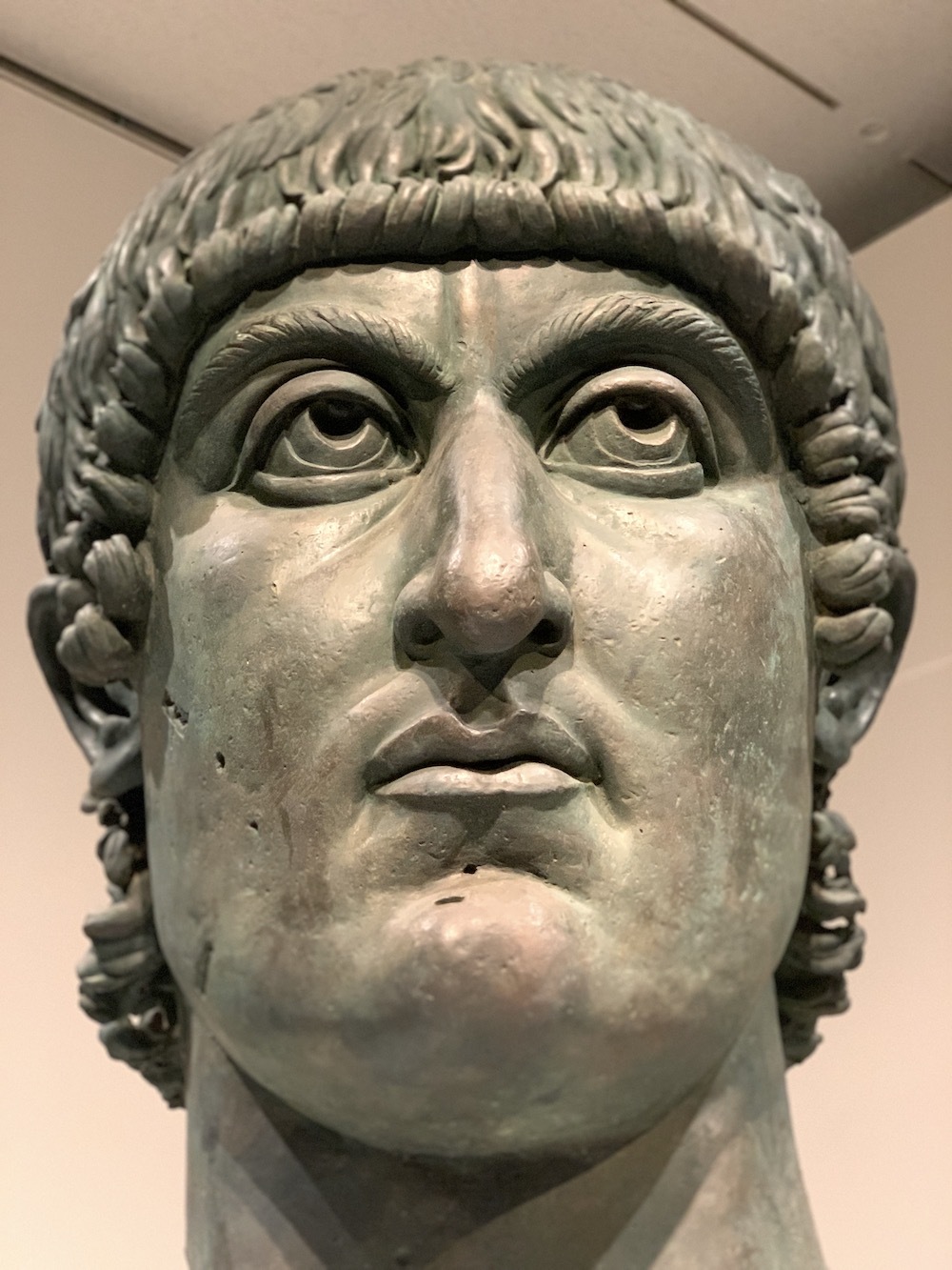 《コンスタンティヌス帝の巨像の頭部（複製）》1930年代（原作は330-37年）、ローマ文明博物館蔵