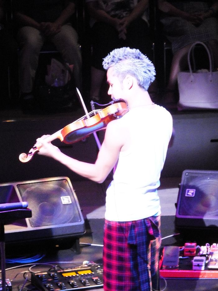 「TSUNAMI VIOLIN」で、新曲「希望への道」を演奏
