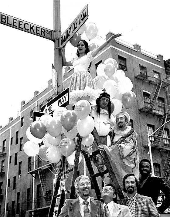 オフでの続演中に、劇場前の通りはファンタスティックス・レーンに改名された。梯子の上がライス、下段左からトム・ジョーンズ（作詞・脚本）、ローリィ・ノート（プロデューサー）、ハーヴィー・シュミット（作曲）、エル・ガヨ役のチャップマン・ロバーツ Photo Courtesy of Sarah Rice