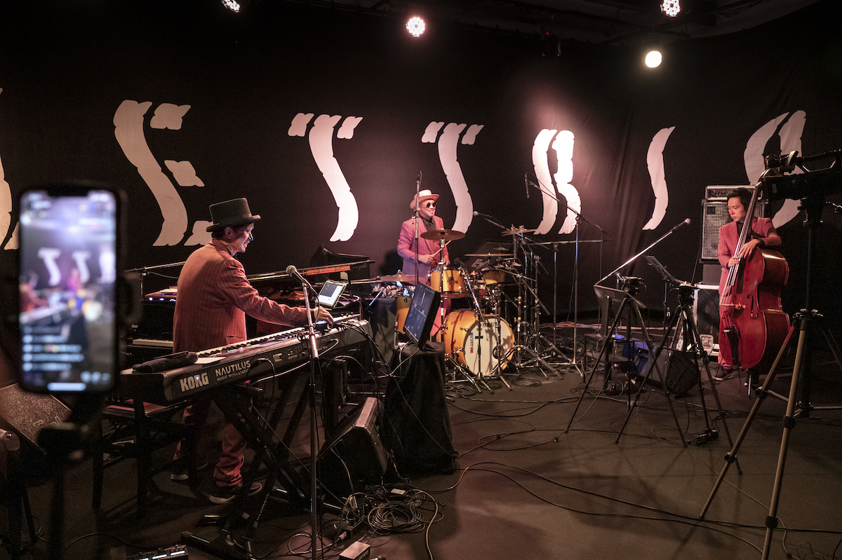 H ZETTRIO
