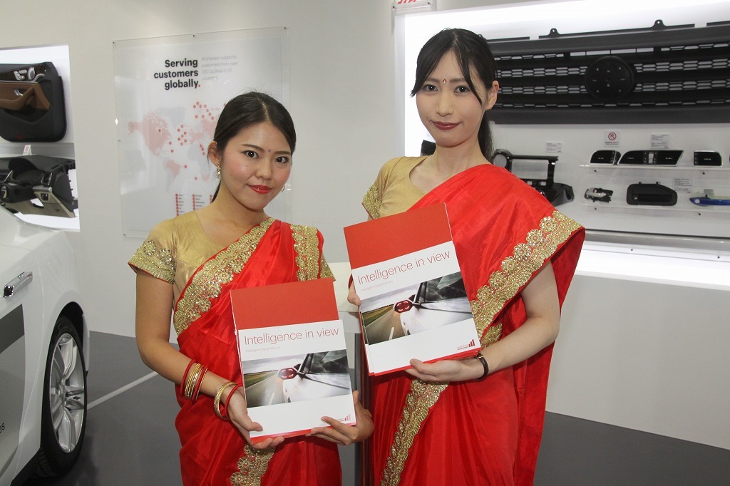インドの車メーカーなのでサリーを着用