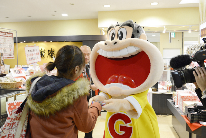 「ガリガリ君リッチ 黒みつきなこもち」新商品発売記念サンプリング 甲府駅 桔梗屋「黒蜜庵」では、ガリガリ君による新商品発売記念の事前試食サンプリングを実施。