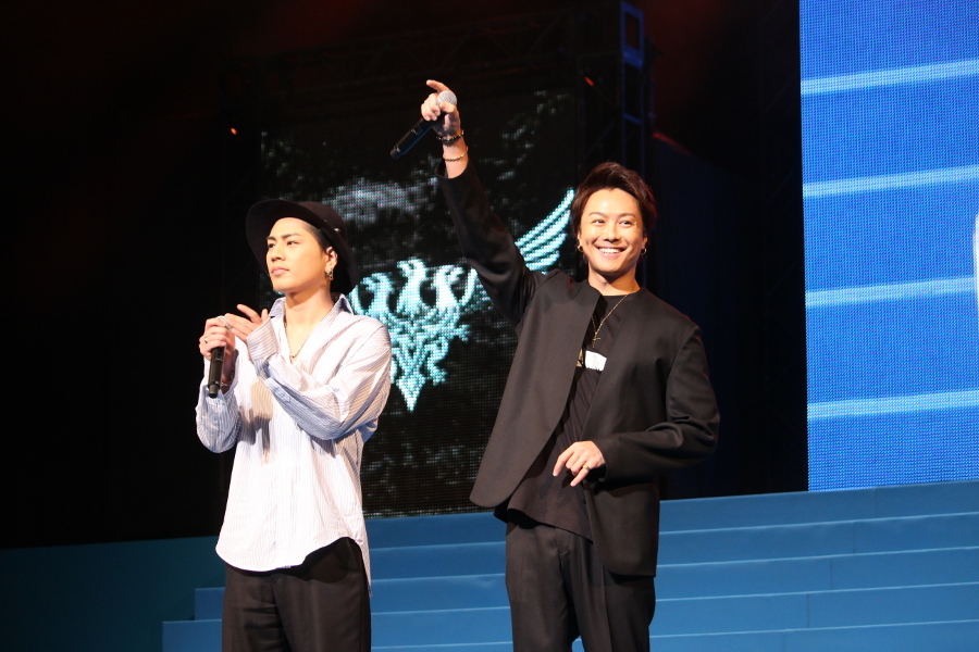  【雨宮兄弟】（左から）登坂広臣、TAKAHIRO TAKAHIRO：皆さん、盛り上がっていますか！　登坂：皆さん、楽しんでいますか！
