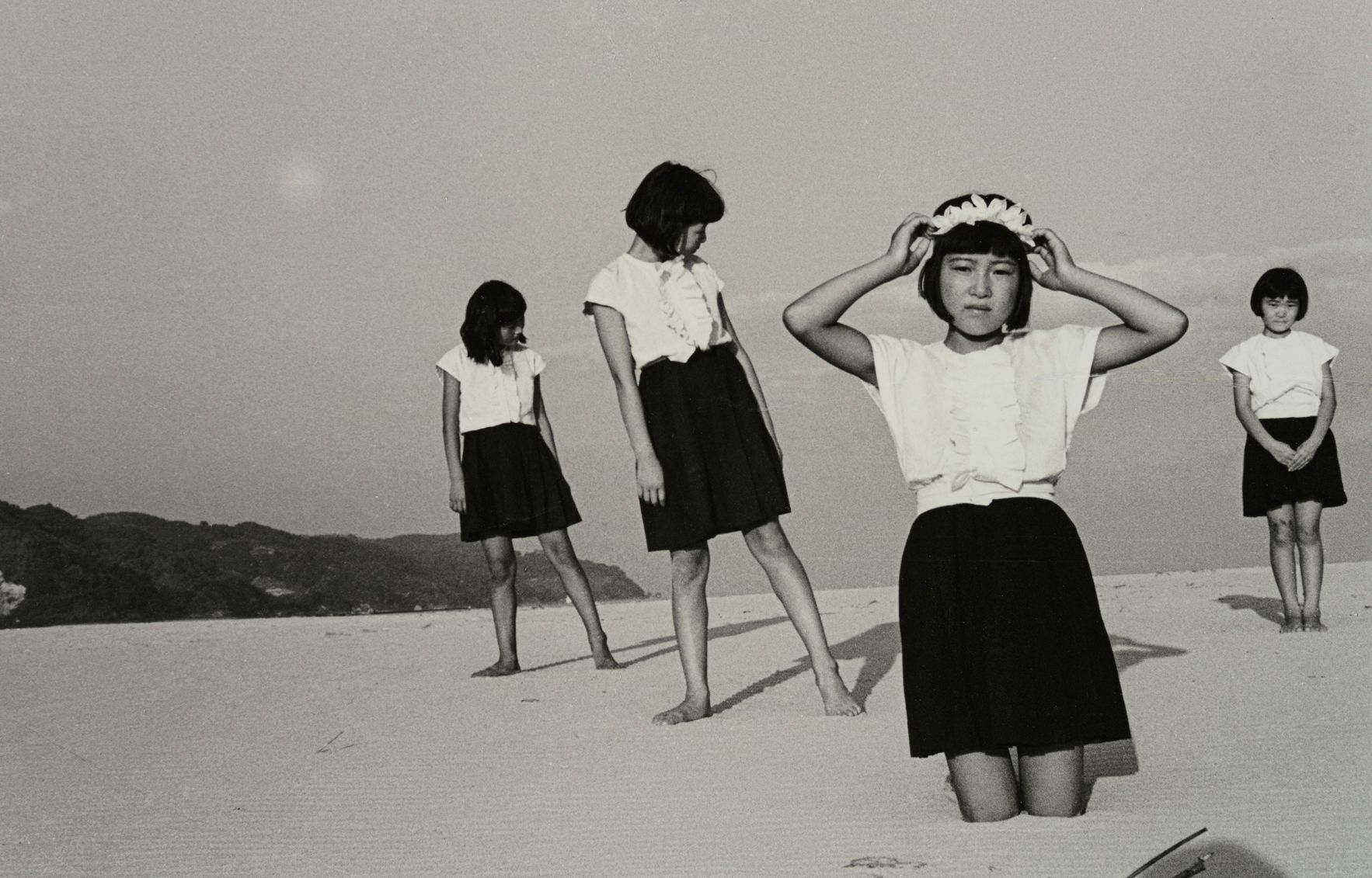 篠山紀信やロバート・キャパら、写真家95人の35歳までの作品を