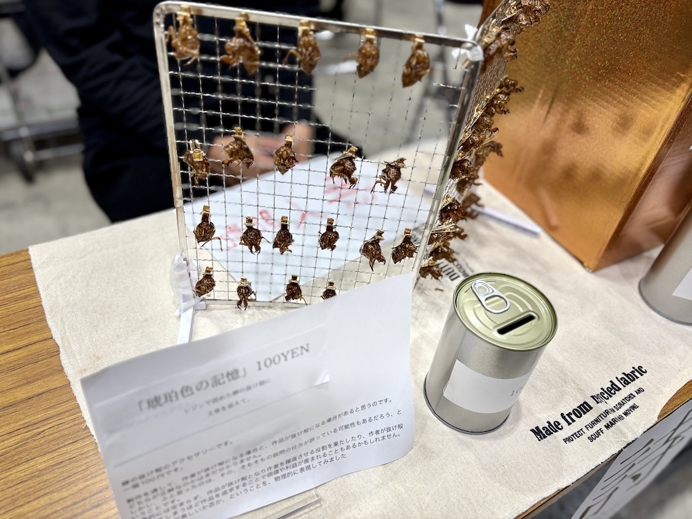 「100円で販売してます」（カテゴリは小説／純文学）のブースにて。