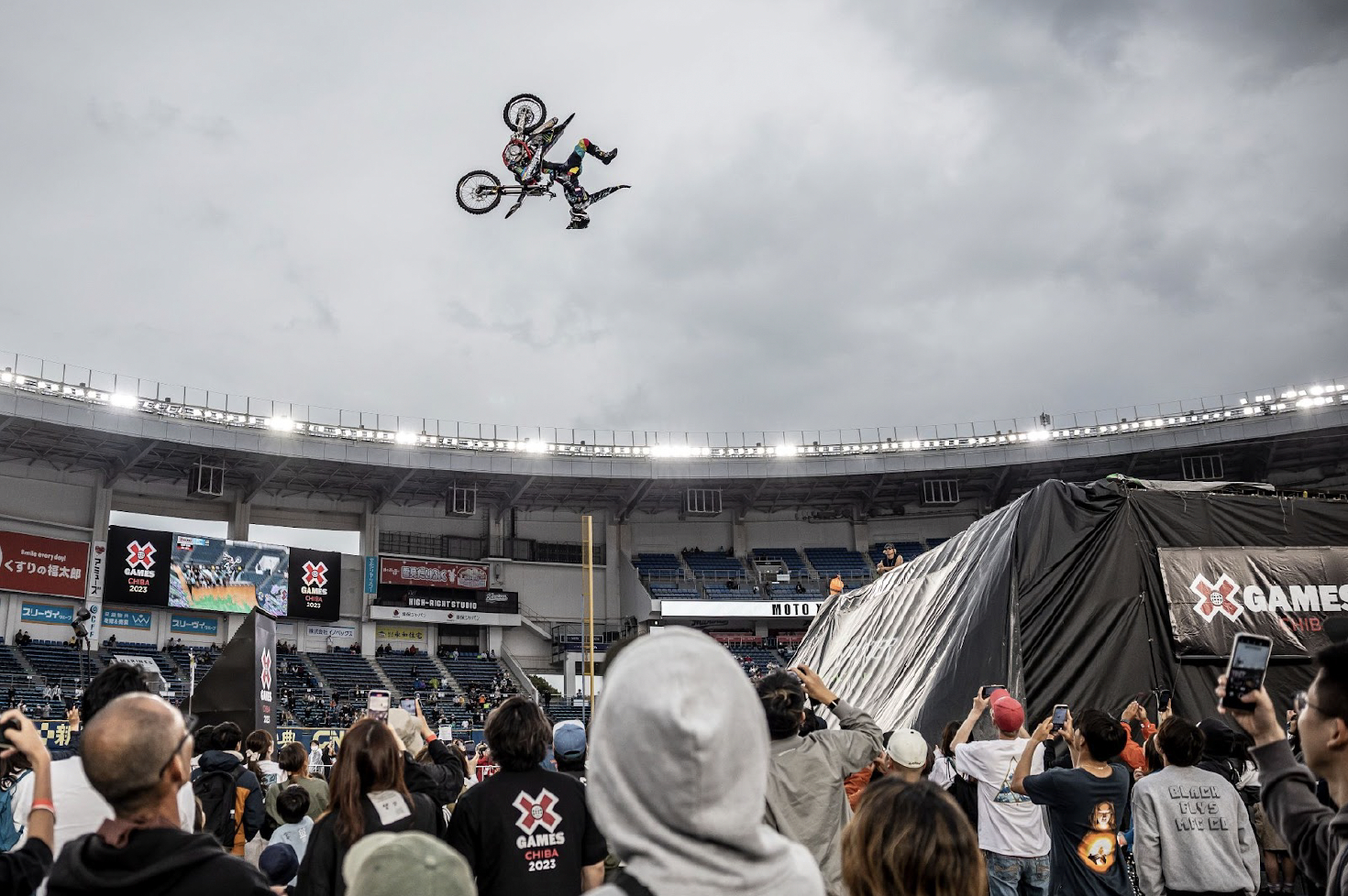 フードエリアのすぐ横では「Moto X」のスリリングなパフォーマンスが ©︎Naoki Gaman / X Games　※X Games Chiba 2023の模様