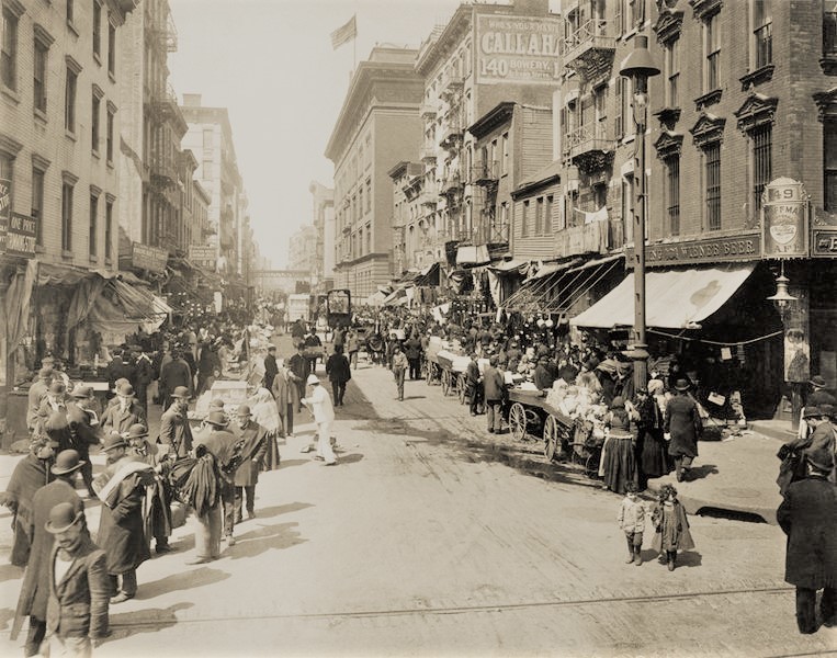 バーリン一家が暮らした、NYのロウワー・イースト・サイド界隈（1910年頃）。移民たちが行き交い、活気あふれる街の様子が見てとれる。