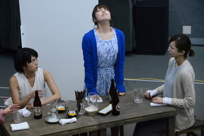 舞台『野良女』公開稽古の様子。左から佐津川愛美、菊地美香、芹那