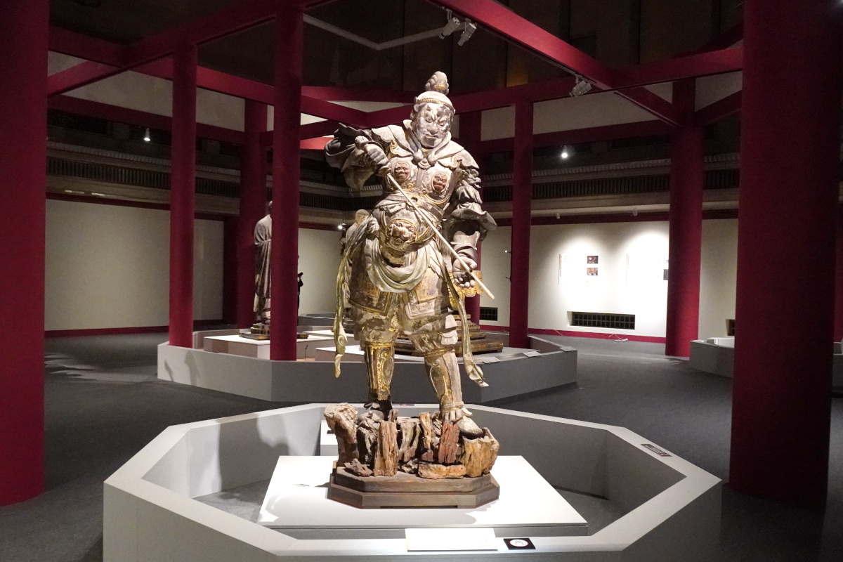 中央：国宝《四天王立像（増長天）》鎌倉時代・13世紀 奈良・興福寺蔵 中金堂安置