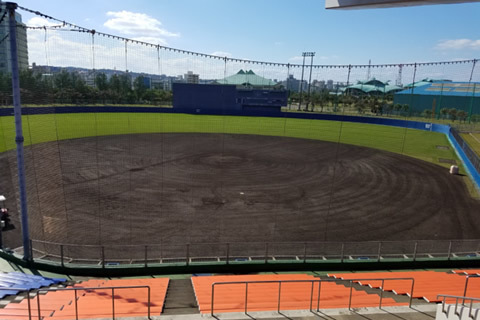 試合が行われるアトムホームスタジアム宜野湾（宜野湾市立野球場）