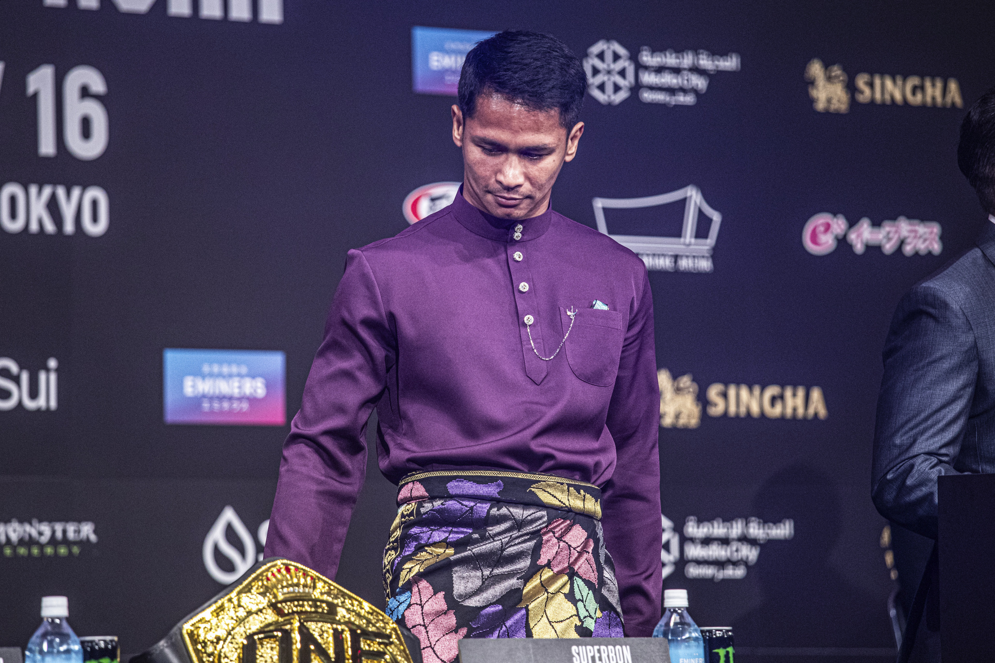 ベルトに視線を落とすスーパーボン