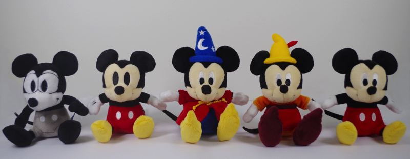 ぬいぐるみ(左から、Plane Crazy/Vintage Style/Fantasia/ Fun and Fancy Free/Modern Style) 各 ¥1,620(税込み) （C）Disney