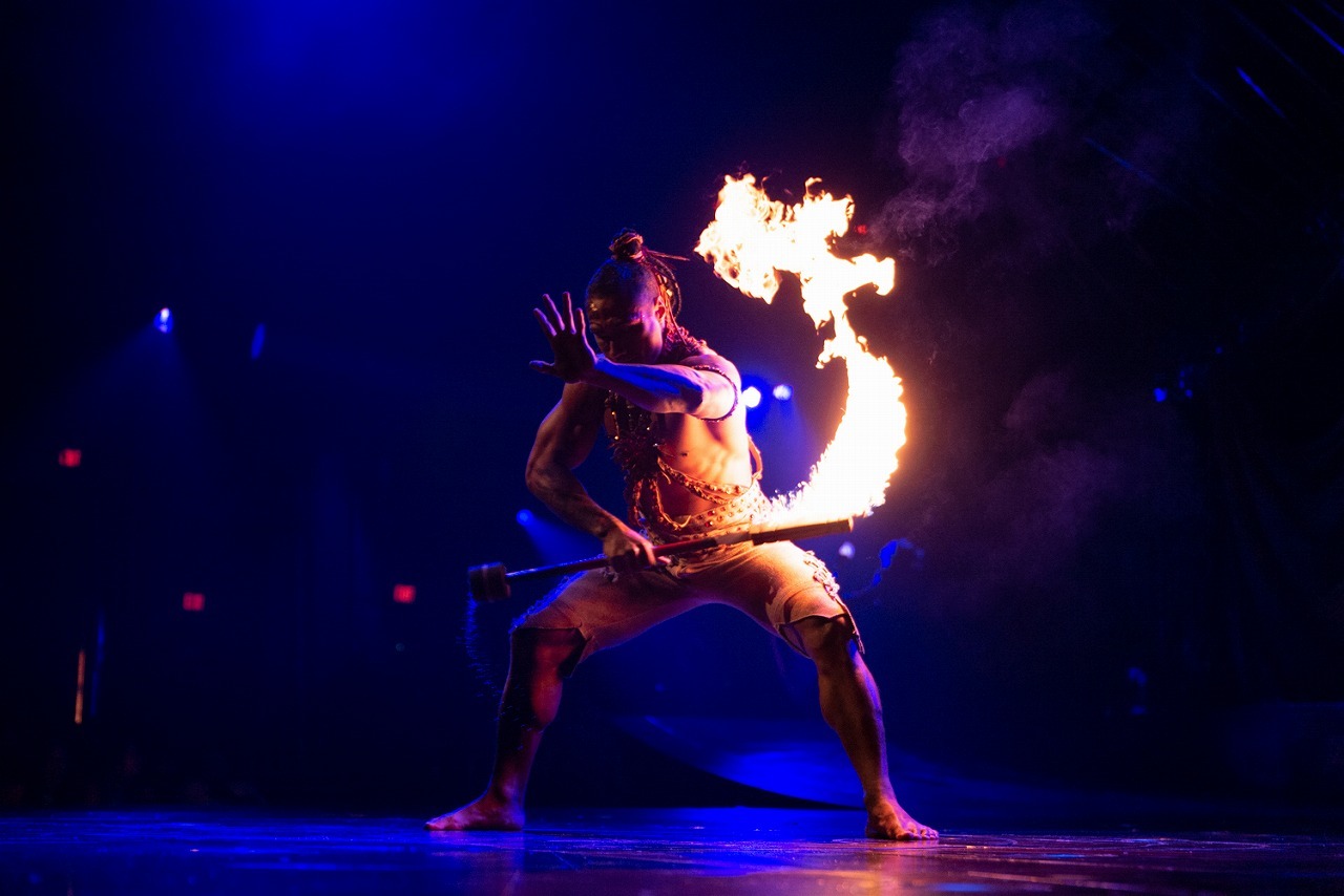 ファイヤーナイフ・ダンス 　　　Photos: Cirque du Soleil 2021 / Costumes: Dominique Lemieux