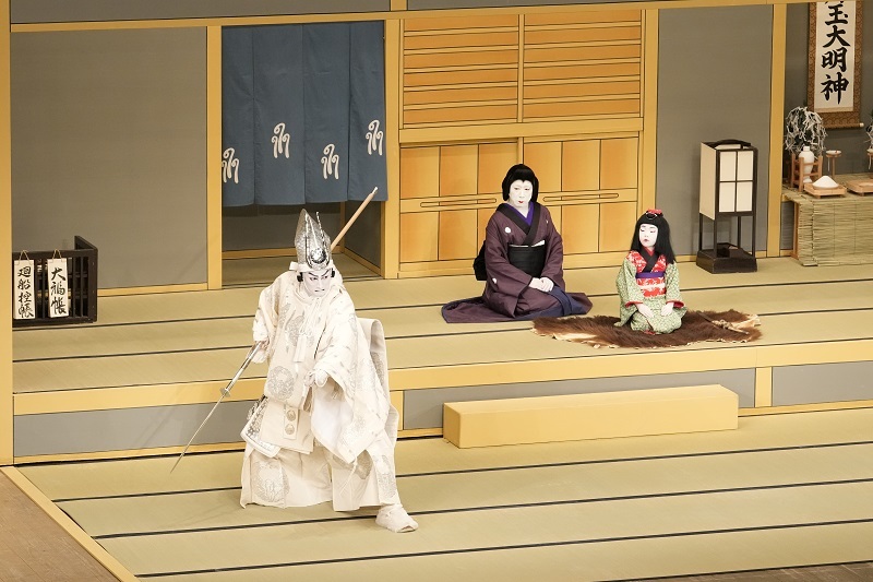 第一部『義経千本桜』「渡海屋・大物浦」（左より）渡海屋銀平実は新中納言知盛=中村隼人、お柳実は典侍の局=片岡孝太郎、銀平娘お安実は安徳帝=守田緒兜 ／(C)松竹