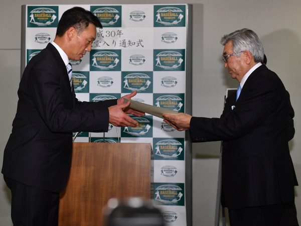 阪神タイガースの現役監督として初めて受賞した金本知憲氏。これからも球界に貢献することを誓った