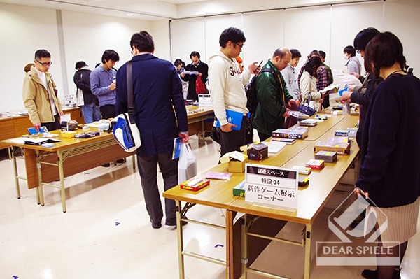 新作展示コーナーも盛況 (c)DEAR SPIELE