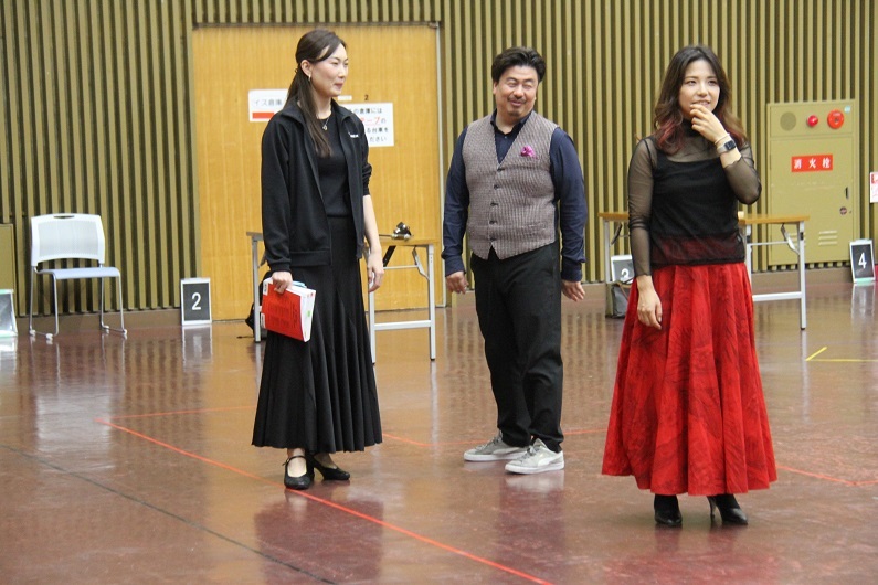『カルメン』立稽古　カルメン十合翔子、ドン・ホセ水口健次、カルメン糀谷栄里子（左より）