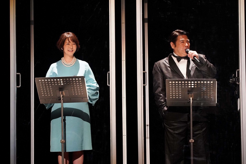 MCを務める中井美穂と皆川猿時（左から） 撮影：宮川舞子