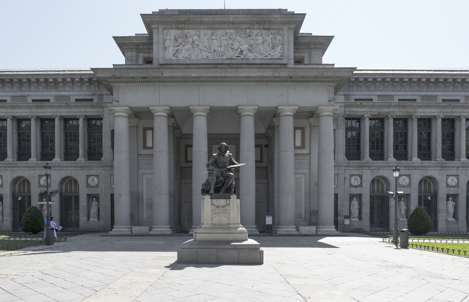 プラド美術館・ベラスケスの銅像が立つベラスケス門　© Museo Nacional del Prado