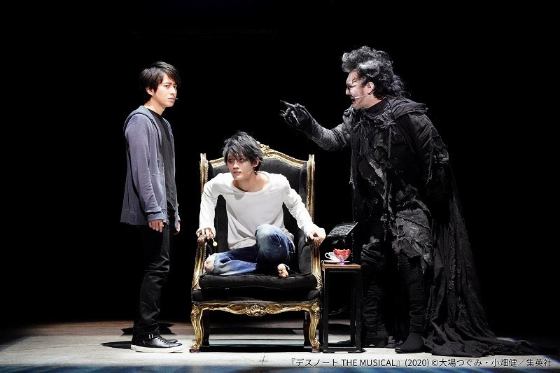 2020年舞台写真 左より）夜神 月役：村井良大、L役：高橋 颯、死神リューク役：横田栄司　(C)大場つぐみ・小畑健／集英社