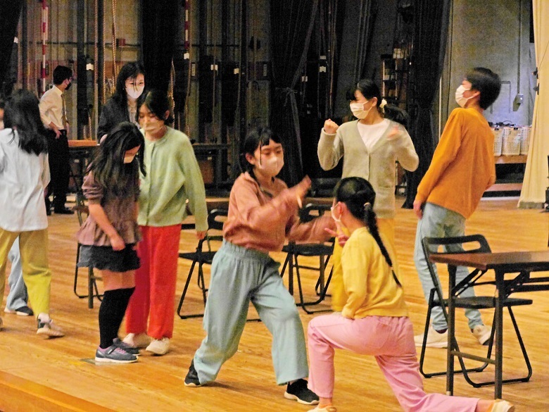 音楽劇 「遠くに街がみえる」稽古風景 　　写真提供：京都府立府民ホール “アルティ”