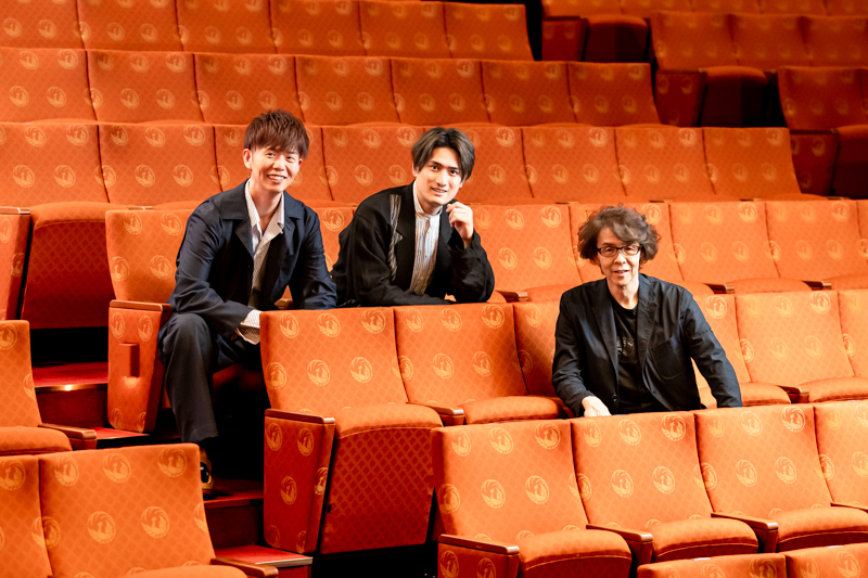 （右から）作・演出の横内謙介、中村隼人、演出の杉原邦生。歌舞伎座にて。