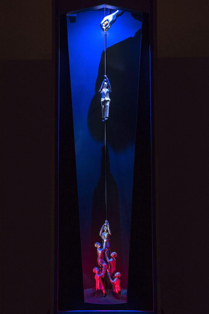ムットーニ《蜘蛛の糸》2016年／作家蔵 　機械仕掛けの人形からストーリー、照明、音楽までムットーニが全てひとりで創作した〈BOXシアター〉作品。開館時間内の毎時00分と30分に上演