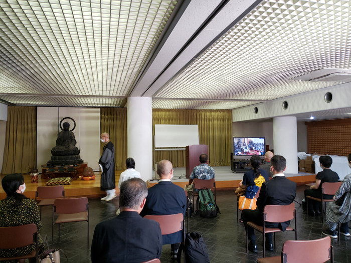 別講堂でのモニター参列（目黒・五百羅漢寺）2020.8.6 （写真提供：移動演劇桜隊平和祈念会）