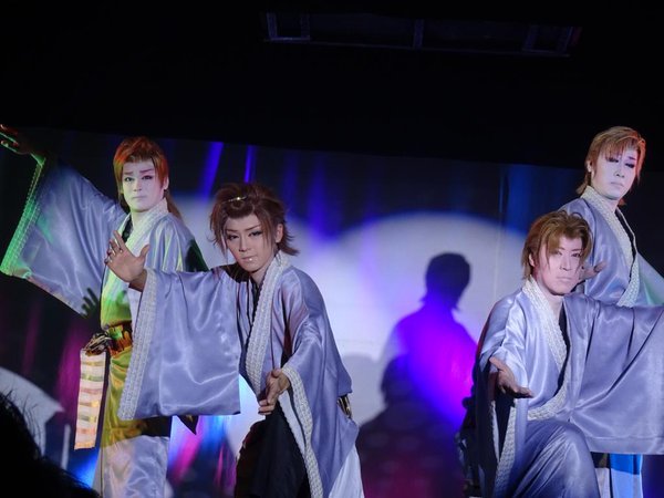 男優が多いため舞踊ショーは迫力がある。左から千咲大介座長(劇団千咲)、KEITAさん、龍美佑馬さん、冴刃竜也副座長(2015/10/29) Emaさん撮影