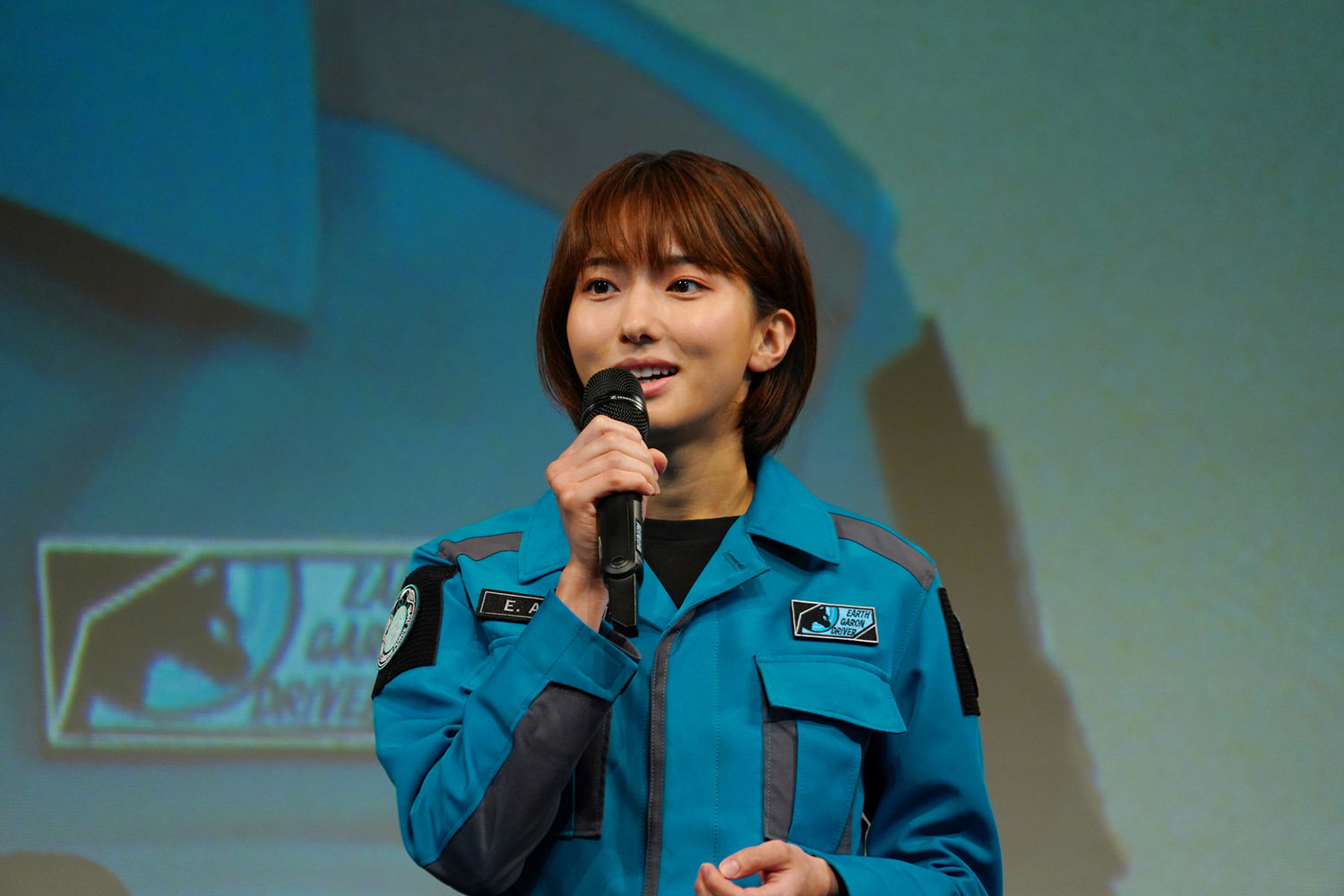 搗宮姫奈(アオベ エミ役) 撮影：斉藤直樹　（c）円谷プロ（c）ウルトラマンブレーザー製作委員会・テレビ東京
